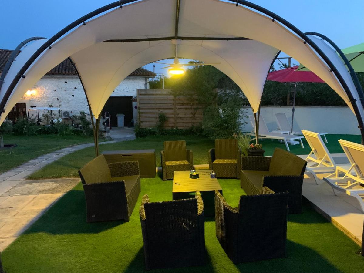 Le Jardin Des Hirondelles Bed and Breakfast Blanzaguet-Saint-Cybard Εξωτερικό φωτογραφία